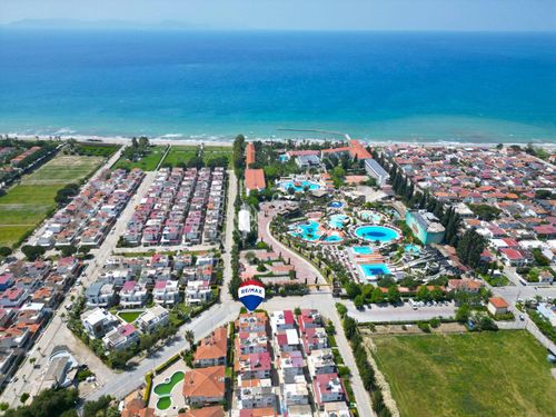  Kuşadası Karaovada Denize Sıfır Site Önü Açık Bahçeli 3+1 Yazlık