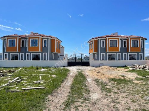 Enez Sahilinde müstakil arsa içinde satılık ikiz villa