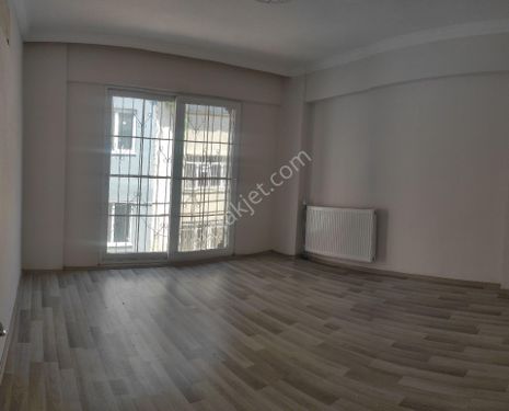 CUMHURİYET MAHALLESİNDE 3+1 DOĞALGAZLI ARA KAT SATILIK DAİRE