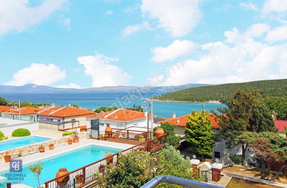 Çeşme Ardıç'ta Deniz Manzaralı 400m² Arsa İçinde Satılık Villa