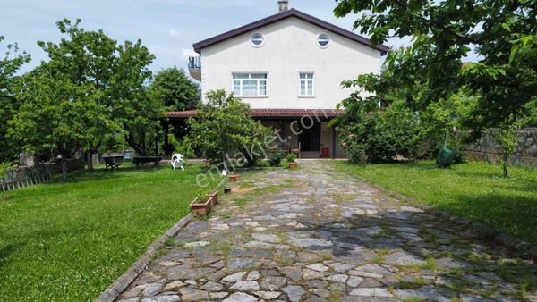  Remax Palas'tan Kartepe Şirinsulhiye'de Satılık Tripleks Villa