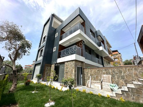  Bornova Atatürk Mahallesinde Deniz Manzaralı 4+1 Satılık Villa