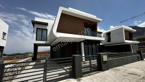  Karşıyaka'da satılık 3 yatak odalı yeni villa