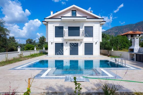  Merlin'den Köyceğiz Toparlar Mah. 4+1 havuzlu satılık lüks villa