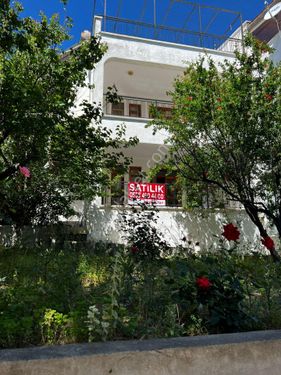  Seferihisar Akarca'da Güneşlikent sitesinde triplex villa
