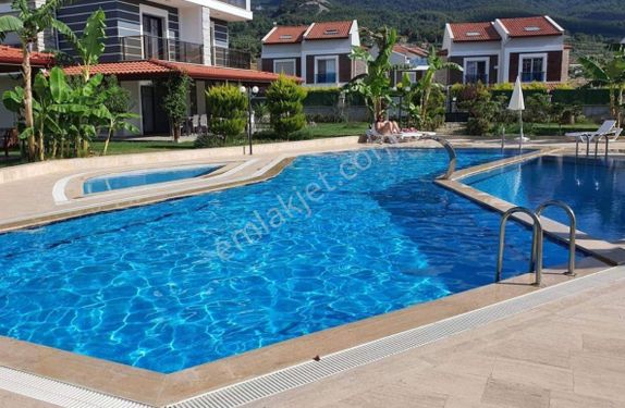 Kuşadası güzelçamlı satılık harika havuzlu sitede villa 