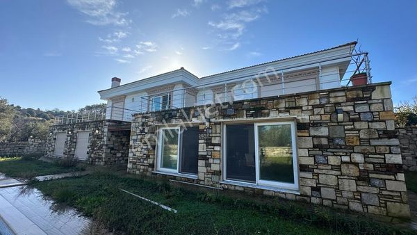 Urla Kekliktepe'de 10 Dönüm İçinde Satılık Villa