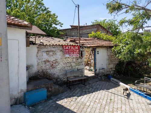 Foça'nın Şirin Köyü Yeniköy Merkezinde Satılık 241m² Arsa