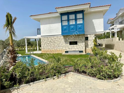 Kuşadası Avmye Yakin Modern Tek Mustakil Özel Havuzlu Bahceli Otaparkli 4+1 Lüx Villa 