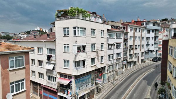  ÜSKÜDAR MERKEZDE SAHİLE 700 M YARIM ADA DENİZ MANZARALI KAT KARŞILIĞI