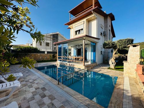  Didim Akbük'te Satılık 345 m2 Arsa İçi 4+1 Havuzlu-Otoparklı Eşyalı Villa 