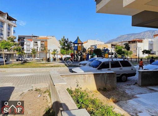 Manisa Atatürk Mahallesinde Kiralık Köşe Park Manzaralı Dükkan