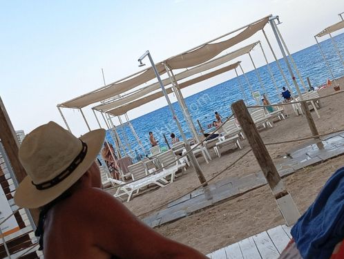 Antalya örnek köyde denize sıfır özel plajlı mobilyalı