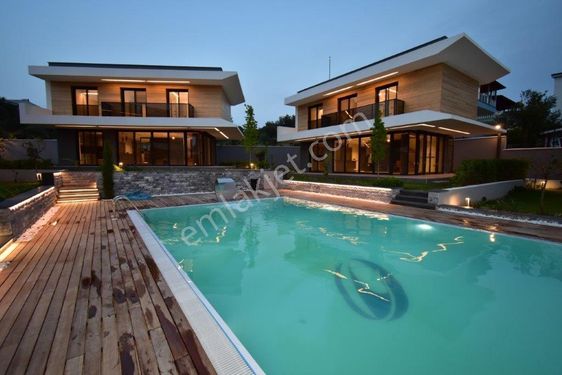  Ayvalık Sahil Kent'te Havuzlu Satılık Villa