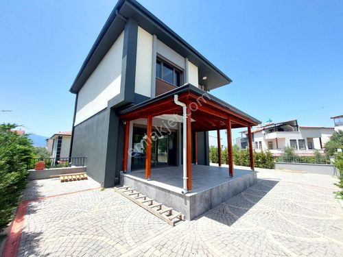 Soğucak'ta Müstakil Bahçeli Satılık 5+1 Müstakil Villa