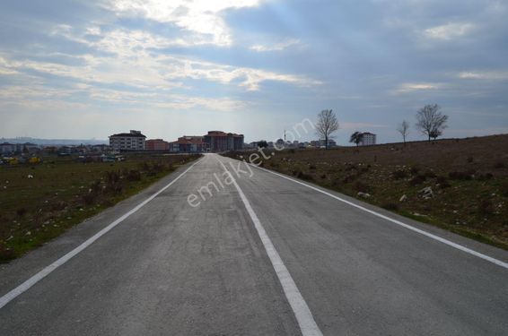 TEK ADA İKİ PARSEL CADDE CEPHELİ 4 TARAFI YOL