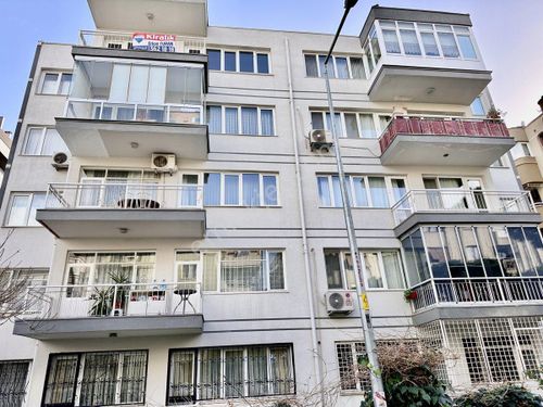 Karşıyaka Bahçelievler'de Asansörlü Geniş 3+1 Kiralık Daire