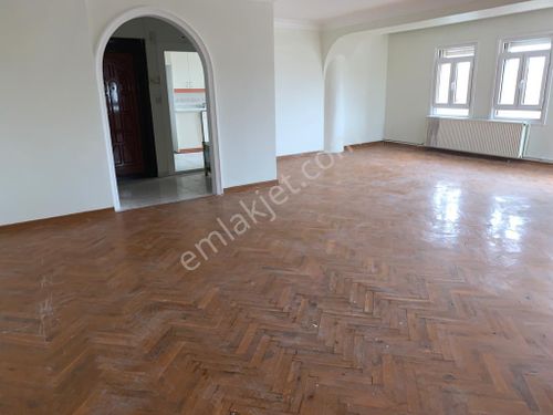  Bağlarbaşında Cadde Üzerinde Masrafsız Ferah Köşe Konumunda 3.Kat 160 M² 3+1 Kiralık Daire