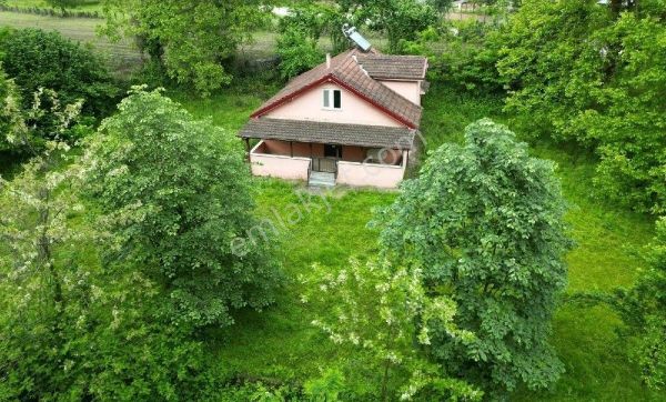 Sakarya Arifiye çınardibi de bulunan dublekevimiz ve meyve bahcemiZ satılıktır doğa harikasi bir yer