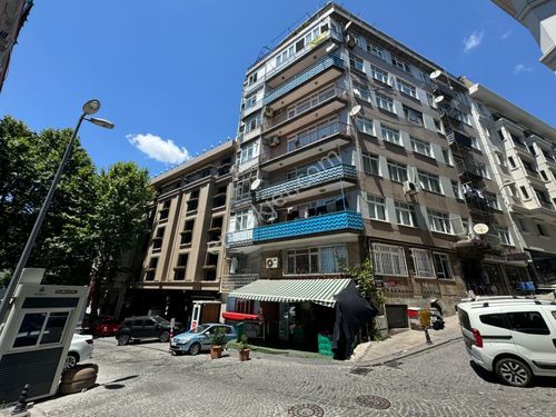 ÇEMBERLİTAŞ PİYER LOTİ CADDESİNDE ASANSÖRLÜ BİNADA DENİZ MANZARALI GENİŞ 2+1 KİRALIK DAİRE