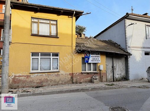 BURSA ÇELTİK KÖYDE ANA ASFALTA CEPHE 2 KATLI EV VE 451 M2 ARSASI