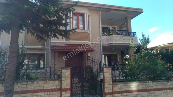  İlk sahibinden 360m2 arsasıyla satılık tripleks villa