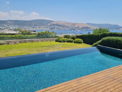  Bodrum Bardakçı'da kale ve deniz manzaralı eşyalı kiralık lüks villa