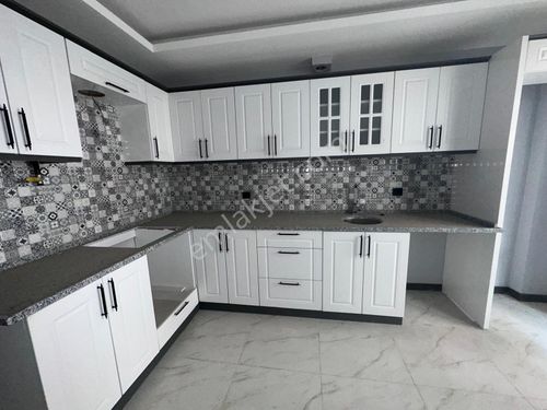   KUŞLUBAHÇE MAHALLESİ3+1 160 M2 4 KATLININ ZEMİN DUBLEKSİ  DOĞALGAZLI KAPALI MUTFAK