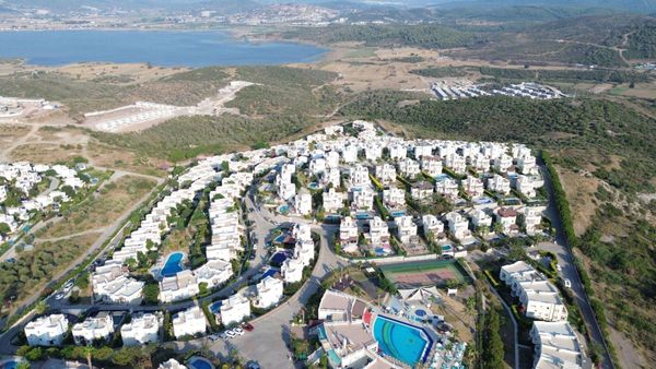 Bodrum Adabükü'nde Göl Manzaralı Donanımlı Sitede 2+1 Kiralık