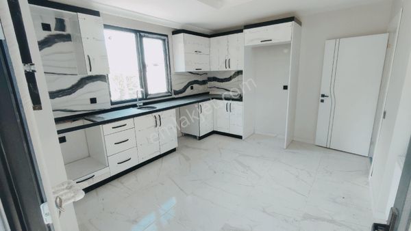 3+1 ARAKAT ÇAYIROVA SATILIK DAİRE 