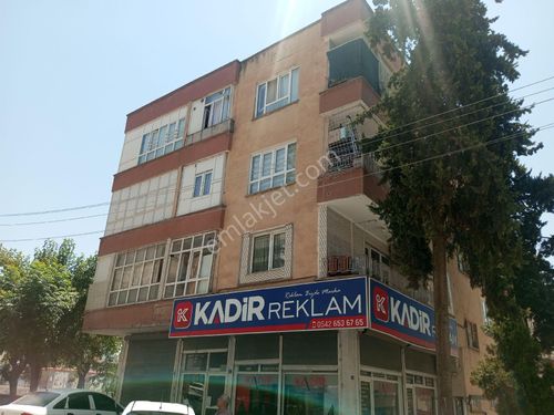 YENİŞEHİR DE ANAYOLUN ARKA TARAFINDA SATILIK 3 LÜ DÜKKAN 