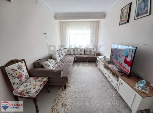 Re/max Lacivert'ten Yunusemre Mah. Satılık 3 Katlı Apartman