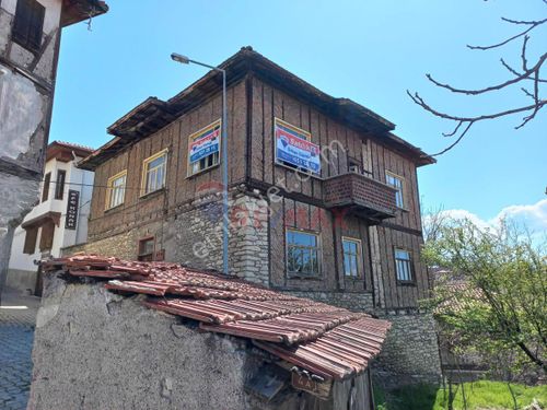 SAFRANBOLU ÇAVUŞ MAH. ÇARŞI'DA TESCİLLİ SATILIK BAHÇELİ KONAK..