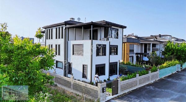 Müstakil Bahçeli Komple İkiz Villa