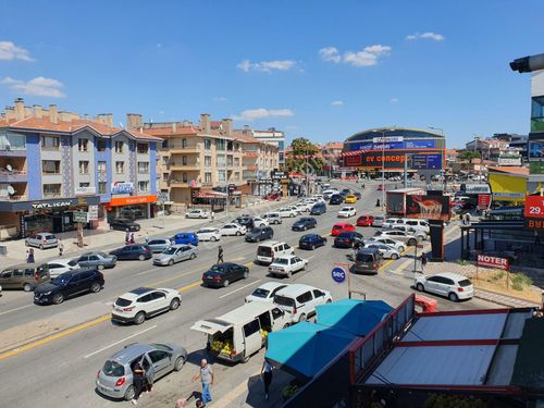  HÜSEYİNGAZİ GÖBEK'TE MERKEZİ LOKASYON DA KİRALIK DÜKKAN