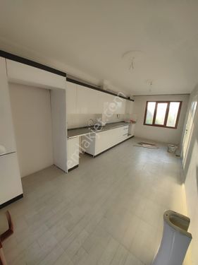    50 YIL  MAHALLESİ  3+1 180 M2 3 KATLININ 3 KATI   KAPALI   MUTFAK  KARANLIK YOK    PETEK KOMBİLİ 