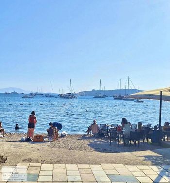 BODRUM MERKEZDE DENİZE SIFIR TERASI VE GENİŞ AVLUSU OLAN İŞ YERİ