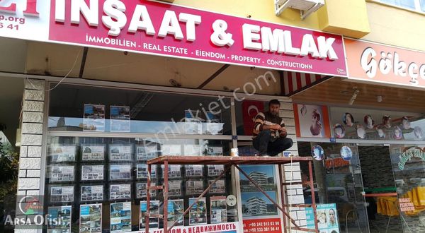 ALANYA ATATÜRK CADDESİNDE SATILIK KOMPLE APARTMAN DÜKKAN DAİRE..