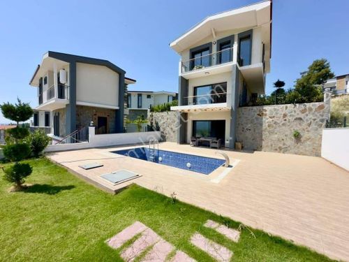 Kuşadası Davutlar Mevki Deniz Manzaralı Geniş Bahçeli Müstakil Villa