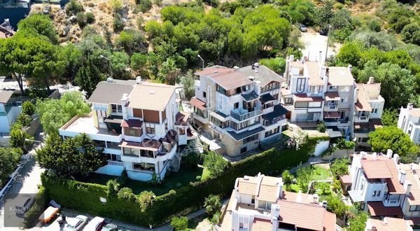 Urla İskele Mahallesinde Eşsiz Manzaralı Satılık Villa