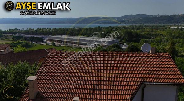 AYŞE EMLAK'TAN GÖL MANZARALI DOĞA İÇİNDE 280m² TRİPLEKS VİLLA