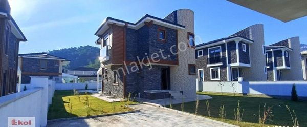 KEMER MERKEZDE SATILIK MÜSTAKİL HAVUZLU 4+1 VİLLA