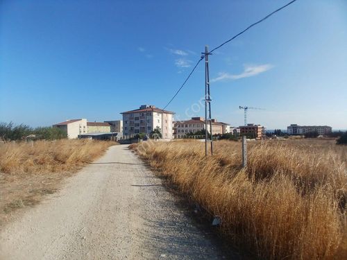  PR. DR. FUAT SEZGİN FEN LİSESİNİN HEMEN YANINDA 1000 M2 ARSA