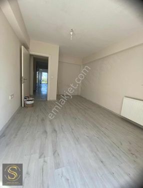 BORNOVA MERKEZE YAKIN KONUMDA SATILIK 2+1 DAİRE