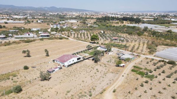  MENDERES DEREKÖYDE SATILIK 972 M2 TAPULU MERKEZE YAKIN BAHÇE