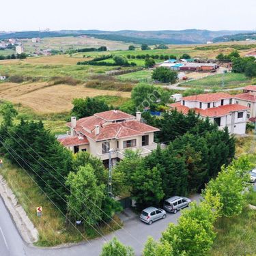 Arnavutköy Haraççı'da ana Cadde Üzeri Kiralık Villa