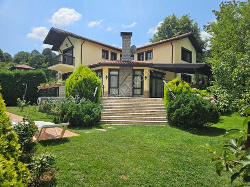  RW Nova' dan Panoramik Göl Manzaralı Açık Yüzme Havuzlu Villa