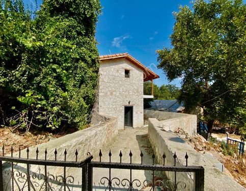 Kaş Sarılarda Satılık 2 Katlı Taş Villa