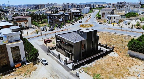 ŞEHİRGÖSTERENİN KALBİNDE SATILIK TİCARİ PLAZA