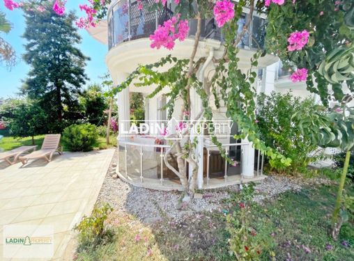 Foça Mahallesinde Havuzlu Sitede Giriş Kat 2+1 Eşyalı Kiralık